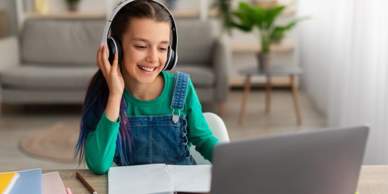 child learning from computer